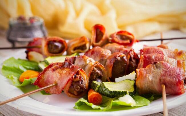 Na dieta cetogênica, há o aumento do consumo de alimentos como bacon, enquanto os carboidratos aparecem menos