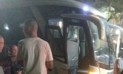 Ladrões invadem ônibus cheio de policias e são surpreendidos
