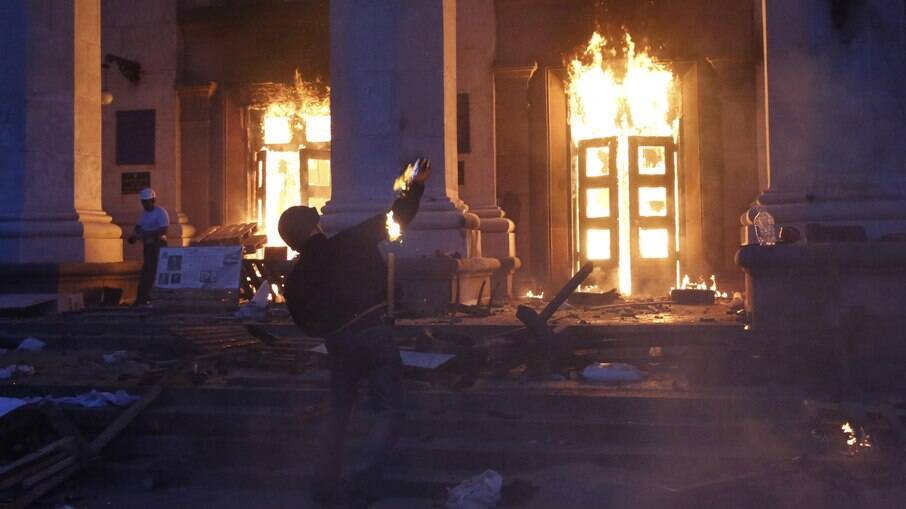 Protestante laça bomba em prédio durante manifestação na cidade de Odessa, na Ucrânia