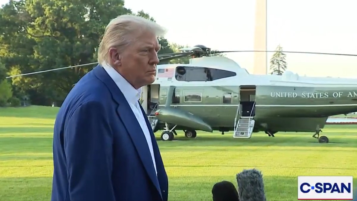 Trump durante conversas com jornalistas Trump durante conversas com jornalistas
