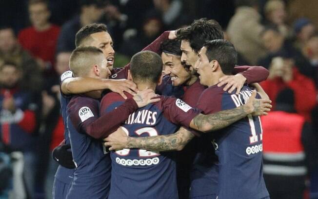 Jogadores do Paris Saint-Germain comemoram vitória sobre o Nantes pelo Francês