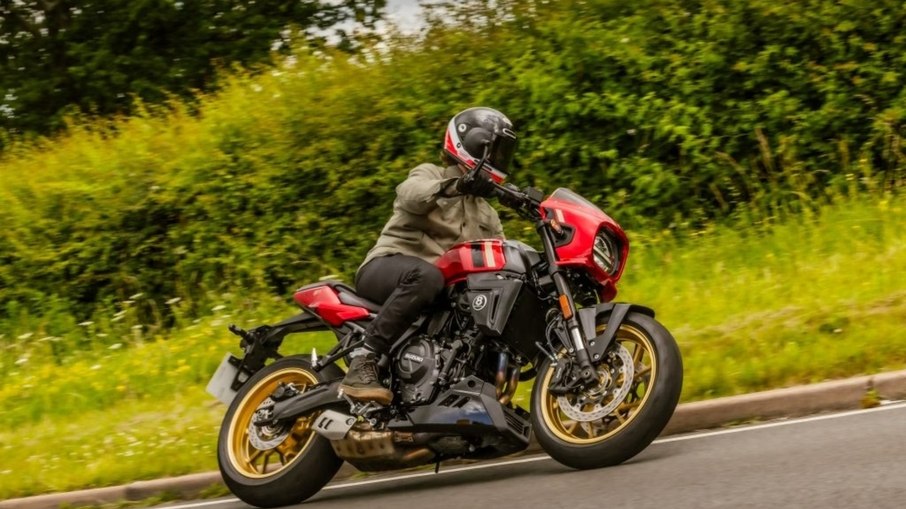 Suzuki GSX-8TT 2027 em pilotagem com novo tom de cor Candy Daring Red Suzuki GSX-8TT 2027 em pilotagem com novo tom de cor Candy Daring Red