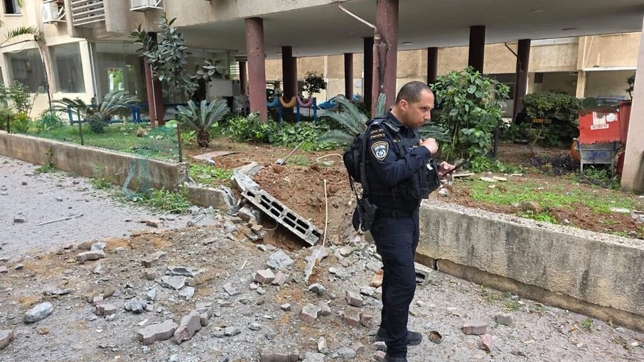 Agentes da Polícia atuam nos estragos dos confrontos da guerra Agentes da Polícia atuam nos estragos dos confrontos da guerra