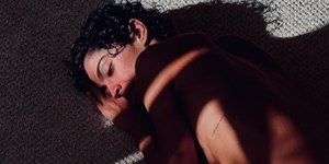Bela Gil aposta em foto ousada e ganha elogios: "Belíssima"