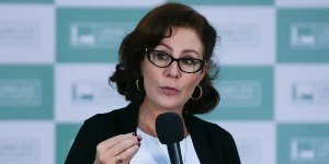 Carla Zambelli fugiu do Brasil magoada com Bolsonaro, diz aliado