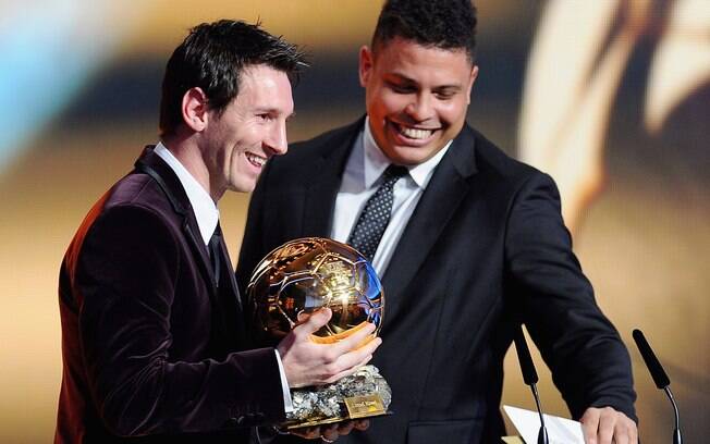 Messi recebe das mãos de Ronaldo o prêmio de melhor do mundo da Fifa. Foto: Getty Images
