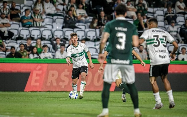 Goiás vence o Coritiba fora de casa e se aproxima de deixar o Z-4