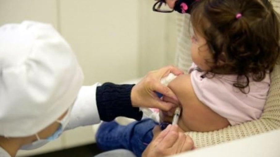 A descentralização dos imunobiológicos ocorre devido a entrega de novos lotes das vacinas ao município.