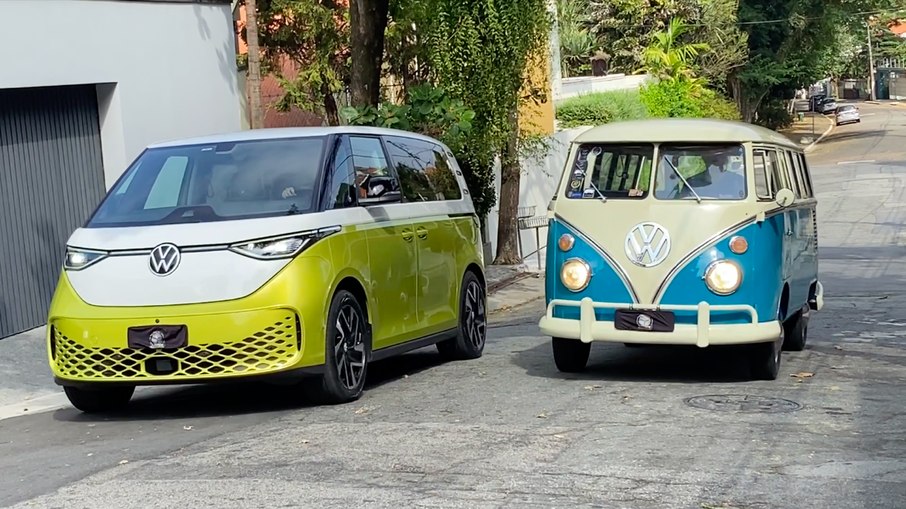 ID.Buzz e Kombi lado a lado