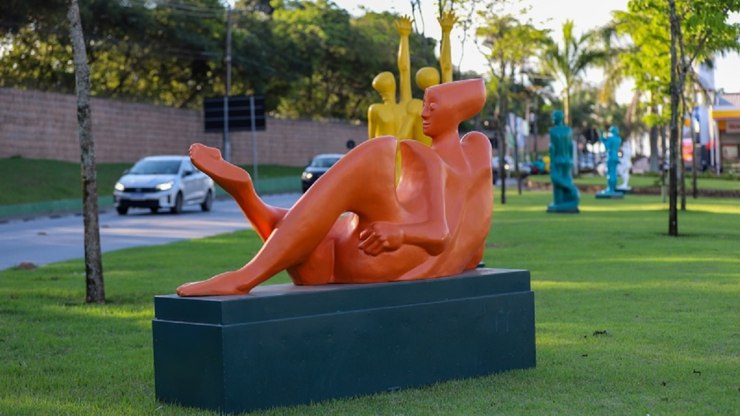 Exposição de Adelio Sarro ocupa praça em Vinhedo