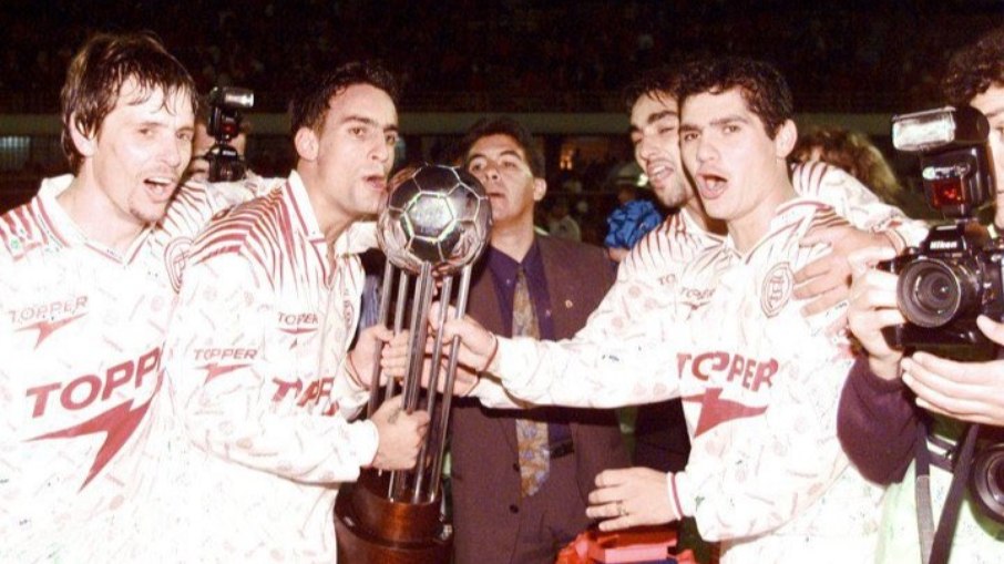 Lanús celebrando o título da Copa Conmebol de 1996