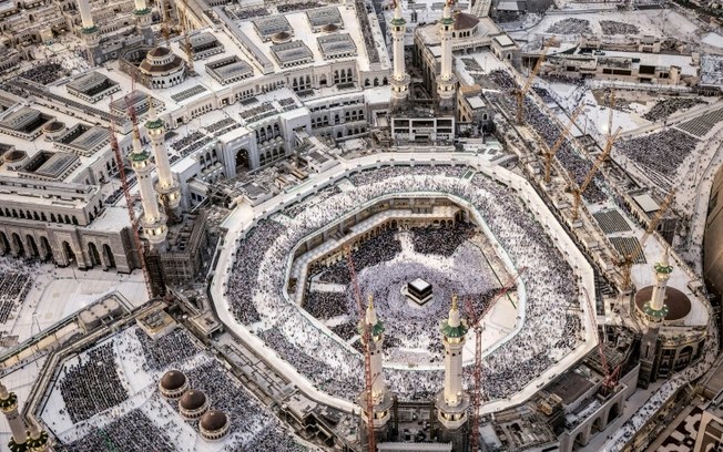 Muçulmanos reunidos na Grande Mesquita de Meca