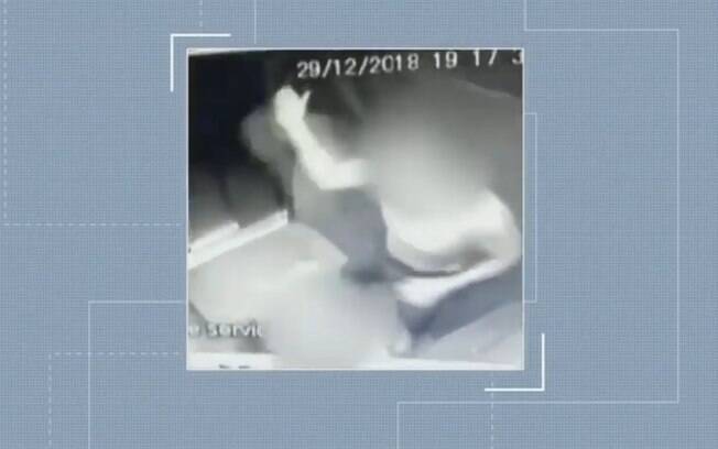 Homem profere socos e tapas em mulher, durante agressão dentro de elevador, em Goiás