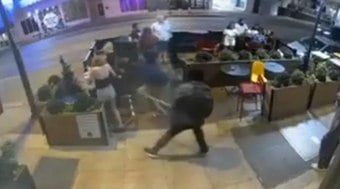Vídeo: homem ataca cliente de bar com galho e soca funcionário