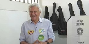Caiado vota cedo e fala em "transformar o país"