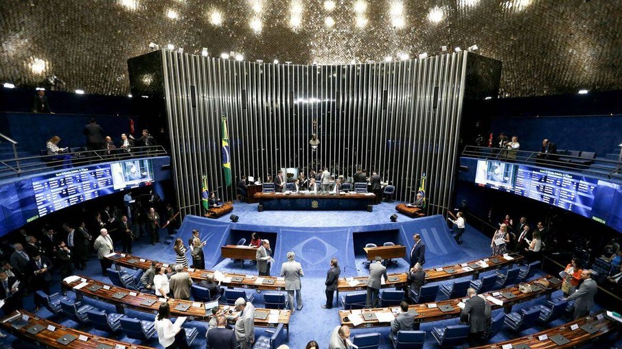 Senado aprovou proposta que reajusta Auxílio Brasil e cria voucher para caminhoneiros 