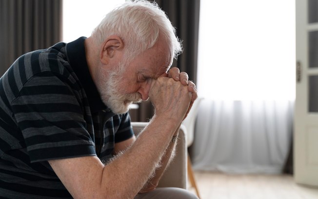 4 sinais de depressão em idosos: falta de sono, perda de peso e mais!