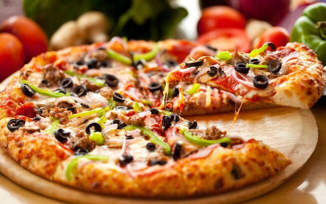 Coloque a mão na massa com os amigos e prepare uma boa pizza para o jantar