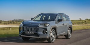 Toyota RAV4 agora conta com duas versões híbridas no Brasil