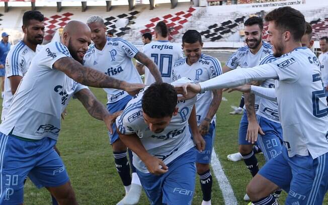 Felipe Melo, mais à frente, e Deyverson, atrás à esquerda, querem iniciar 'nova fase' no Palmeiras a pedido de Felipão