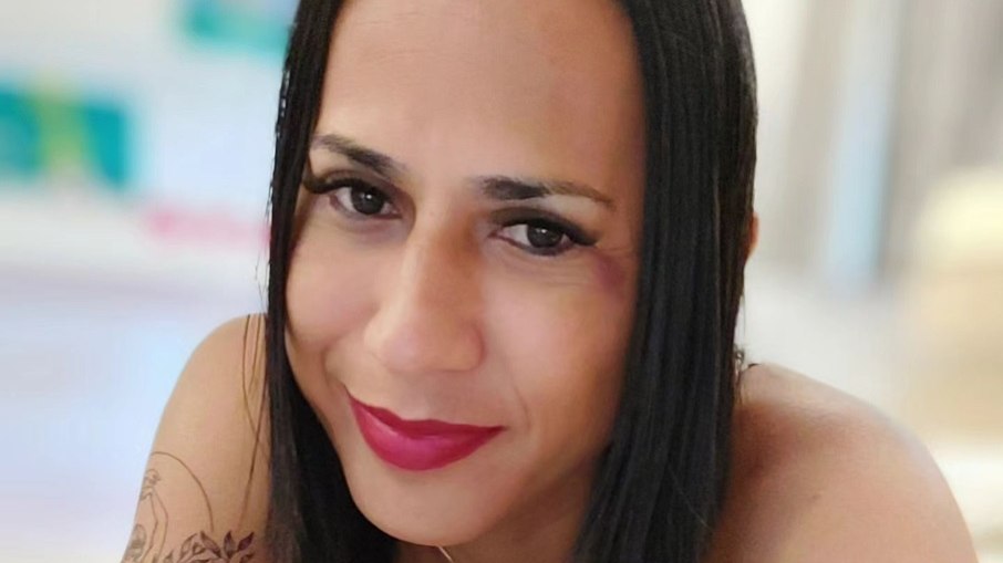 A professora Sophia Domingos se assumiu trans após sua exoneração