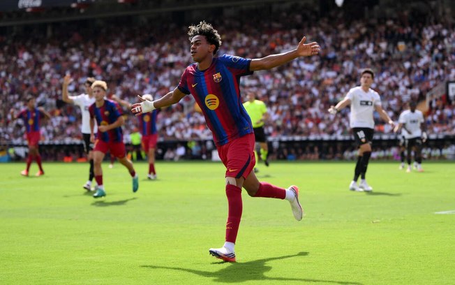 Jogadores do Barcelona comemoram um dos gols da vitória sobre o Valencia