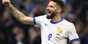 Giroud tem prejuízo milionário após furto em sua casa nos EUA