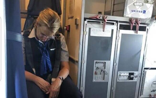 Imagens captadas por uma das passageiras mostram comissária aparentemente 'apagada' durante voo
