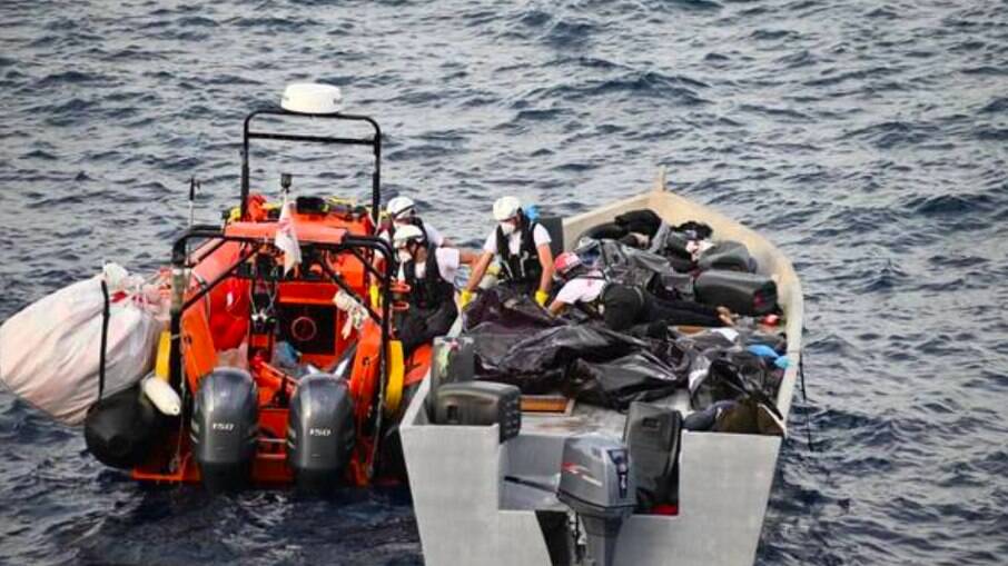 Socorristas cobrem corpos encontrados em barco no Mediterrâneo