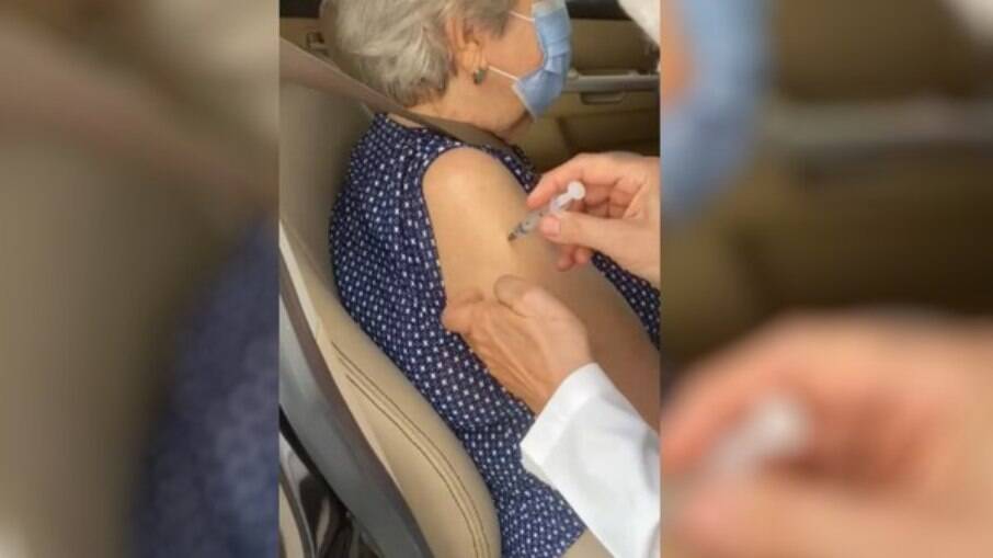 Imagem mostra momento em que enfermeira fingiu vacinar idosa