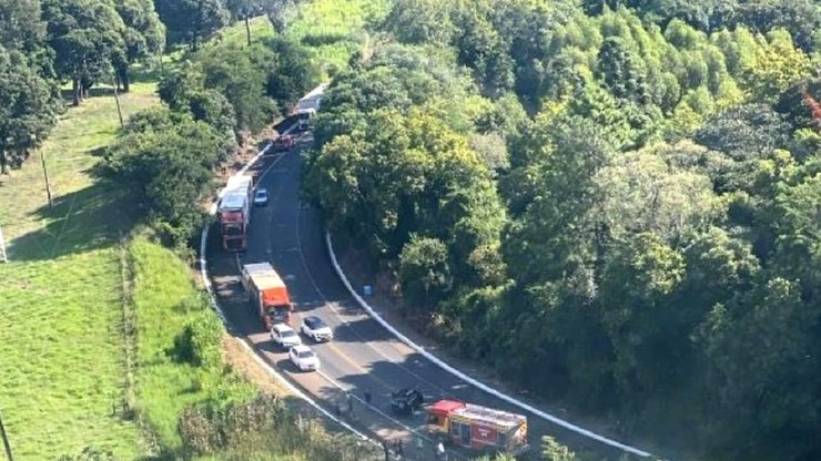 Acidente bloqueia BR-282 em Cordilheira Alta (SC)