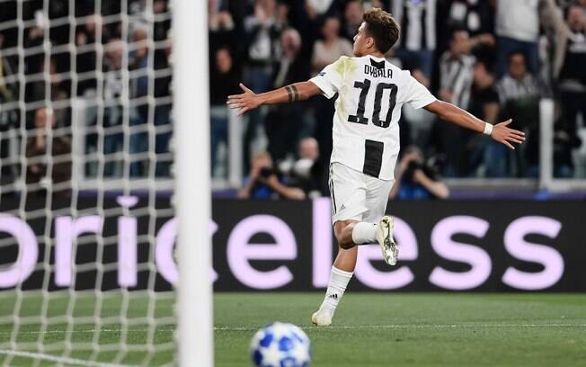 Dybala comemora gol do seu time; Juventus e Roma venceram na Liga dos Campeões