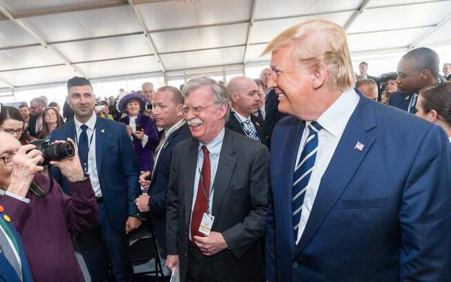 Donald Trump ao lado de John Bolton, conselheiro de Segurança Nacional, durante evento em junho deste ano; Bolton foi demitido nesta terça-feira (10)