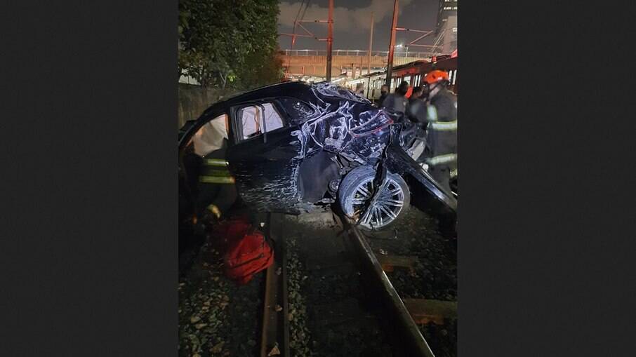  SP: Carro capota em ponte na Marginal Pinheiros e cai em trilho da CPTM