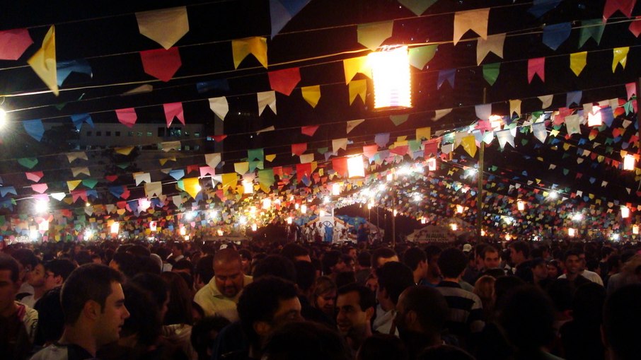 No dia 24, é celebrado o Dia de São João, que dá origem às festas juninas no Brasil