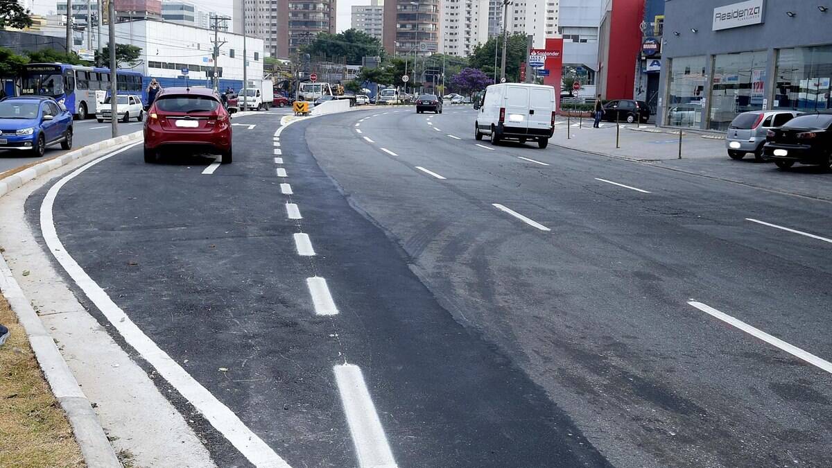A alteração da velocidade está sendo informada aos motoristas por meio de faixas. A alteração da velocidade está sendo informada aos motoristas por meio de faixas.