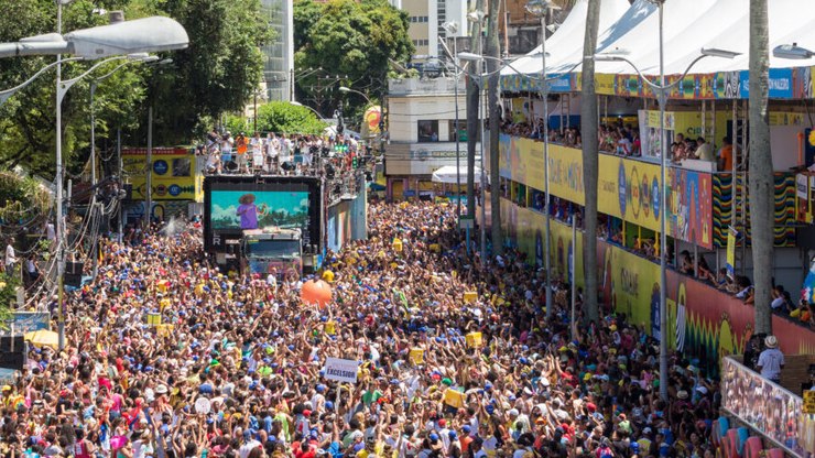 Mulher é baleada no olho e homem ferido durante folia em Salvador