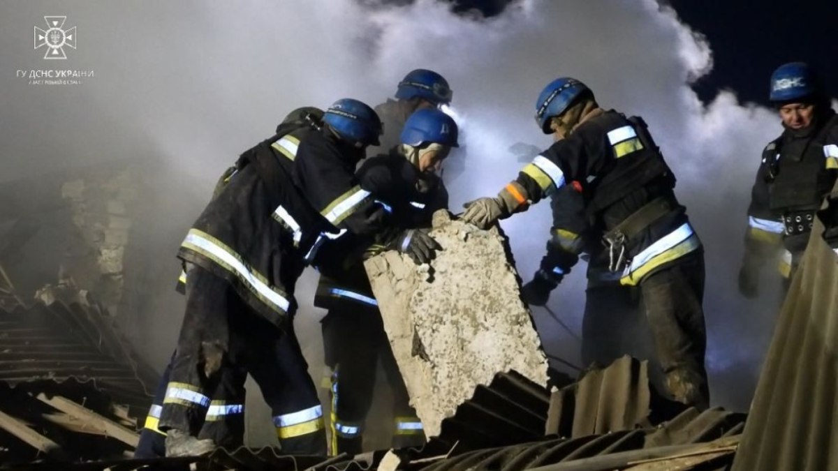 Bombeiros vasculham escombros de hospital atacado por russos