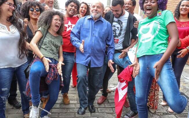 Lula apareceu, neste fim de semana, sarrando no ar em evento na Bahia; foto viralizou nas redes sociais