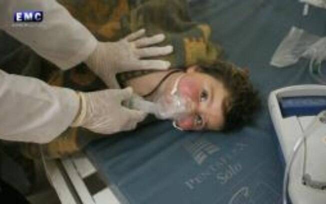 Criança recebe tratamento em um hospital em Idlib, no norte da Síria, após suposto ataque com armas químicas