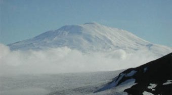 Na Antártica, vulcão expele R$ 31 mil por dia; entenda
