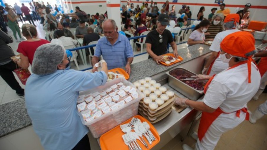 Local serve café da manhã e almoço de segunda a sexta-feira Local serve café da manhã e almoço de segunda a sexta-feira