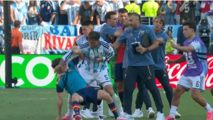 Jogador da Argentina perde a cabeça e agride espanhóis após vice