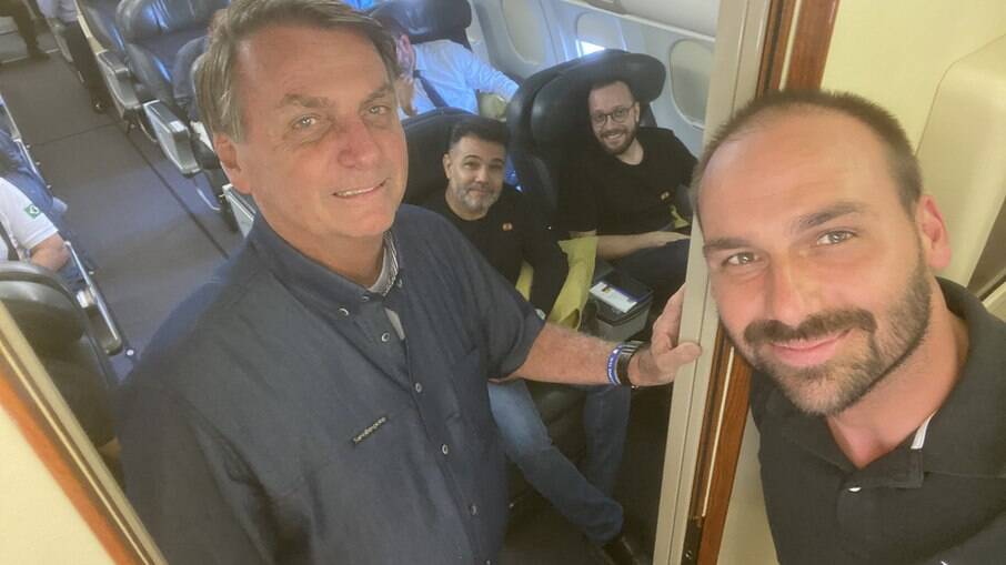 Jair e Eduardo Bolsonaro, Marco Feliciano e Filipe Barros a caminho de Quito, no Equador