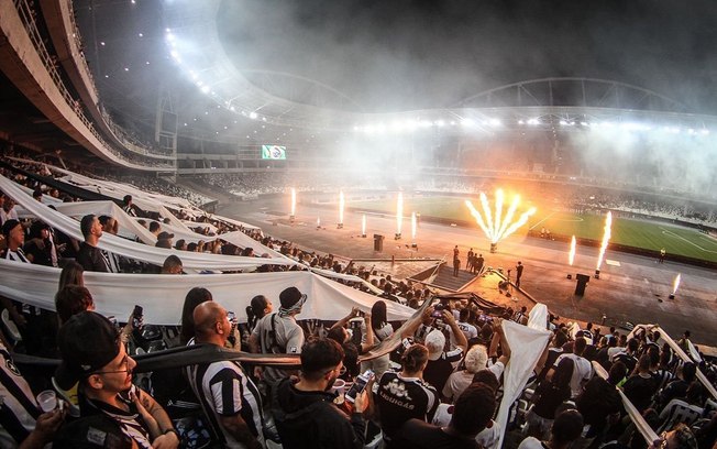 Em alta, Botafogo supera marca de 50 mil sócios-torcedores e cola no Vasco