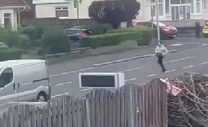 Com motosserra, homem persegue policial na Escócia