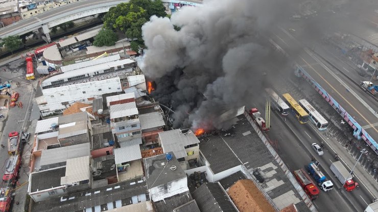 Incêndio atinge loja no RJ e interdita pista da Avenida Brasil