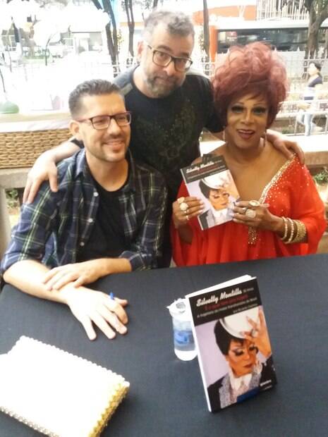 O autor Ricardo Gamba, André Pomba e Silvetty Montilla no lançamento de seu livro