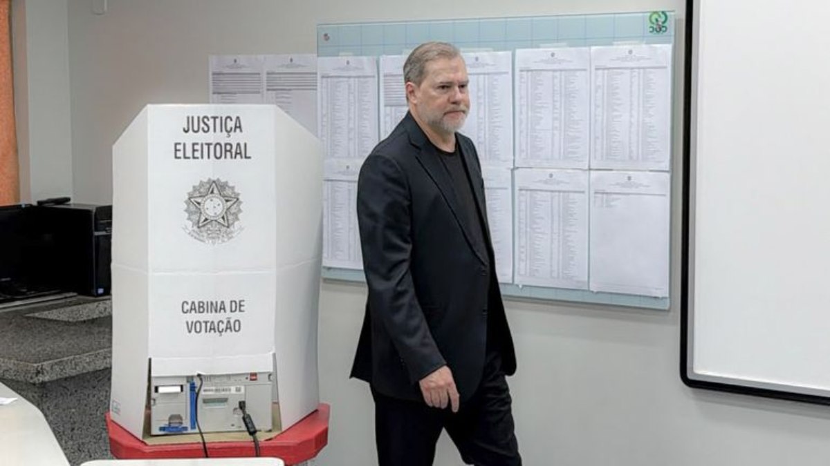 Dias Toffoli vota em Brasília e destaca igualdade entre eleitores
