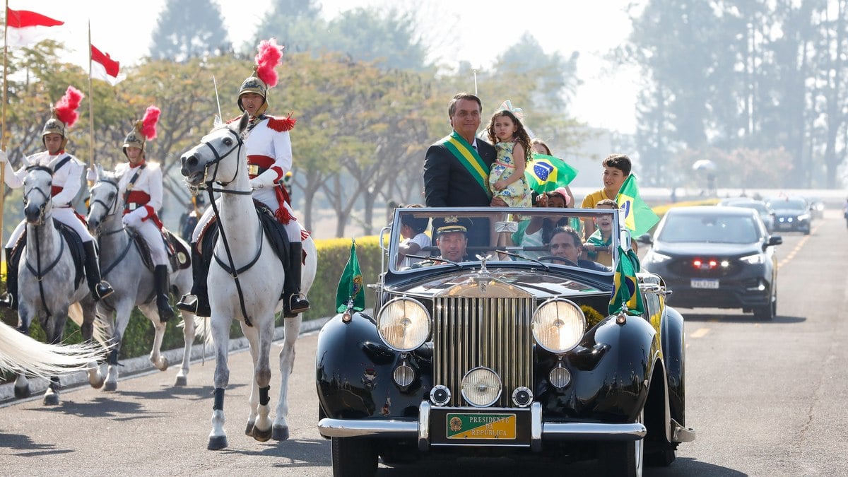 Bolsonaro durante hasteamento da Bandeira Nacional, em 2021